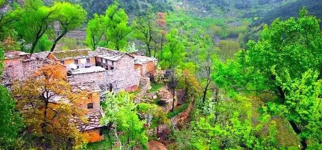 太行山巅上，一个400年的古村庄，一条险峻的天路！美绝了！