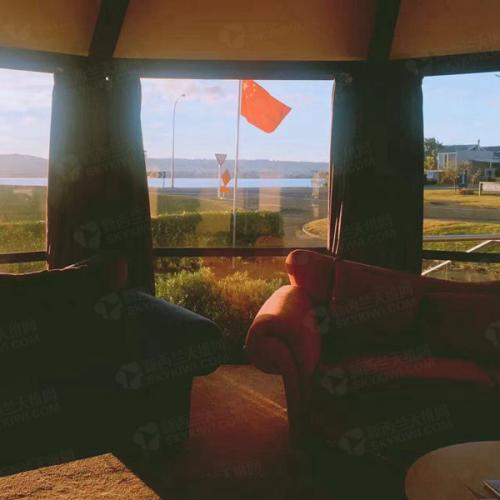 中国游客遇暖心新西兰爷爷：我会升起你的国旗！