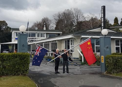 中国游客遇暖心新西兰爷爷：我会升起你的国旗！