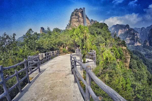 河北这景点的玻璃桥比张家界的还刺激，谁上去都得吓到腿软！