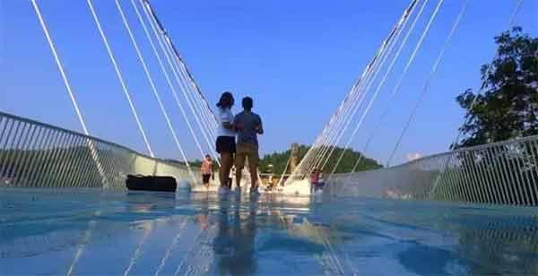 河北这景点的玻璃桥比张家界的还刺激，谁上去都得吓到腿软！