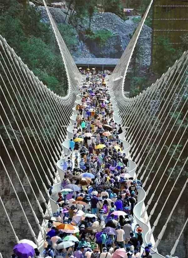 河北这景点的玻璃桥比张家界的还刺激，谁上去都得吓到腿软！