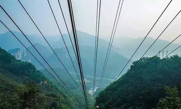 河北这景点的玻璃桥比张家界的还刺激，谁上去都得吓到腿软！